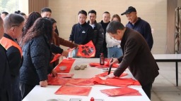 贵州惠水文艺大集市：好花红里迎新春 涟江故里年味浓