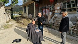 贵州镇远县羊场镇：30年理发匠“爱心义剪” 让温暖从发梢传到心间
