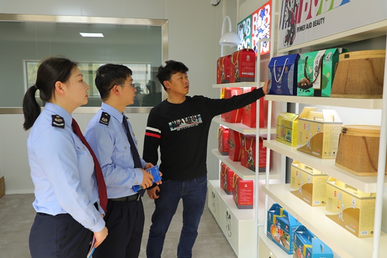 贵州税务：守匠心 护传承 税助非遗产业焕新颜_fororder_贞丰县税务局干部了解贵州胖四娘食品有限公司工坊粽子生产经营情况，宣传讲解税费政策，解答涉税疑难问题。（陈有为 摄）.JPG