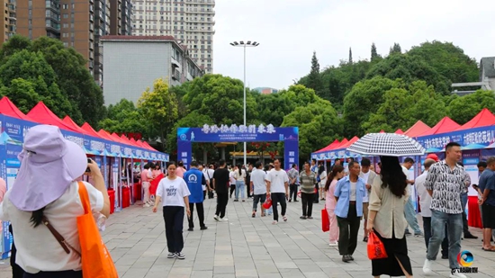 贵州六枝特区纵深推进东西部劳务协作 以就业之稳筑牢增收之基_fororder_图片1
