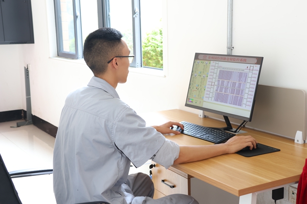贵州仁怀：“绿智融合”助推新型工业化_fororder_工作人员通过电脑查看各项参数.JPG