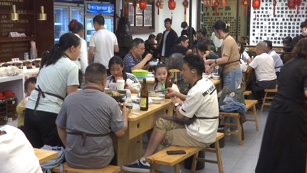 六盘水市钟山区：“夜经济”燃爆国庆、中秋游_fororder_微信图片_2025-10-09_164157_078