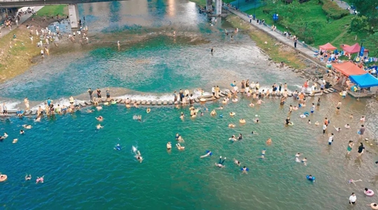 贵州都匀：打造安全 “戏水长廊” 剑江河成市民夏日亲水乐园_fororder_640