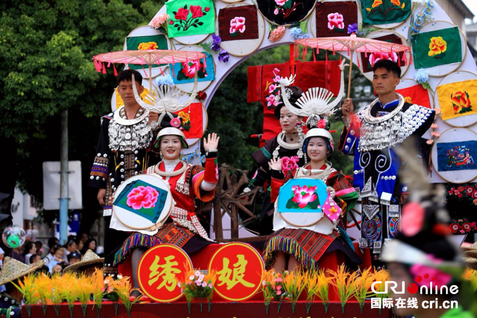 贵州丹寨：万人非遗盛装巡演共绘民族团结“同心圆”_fororder_图片2