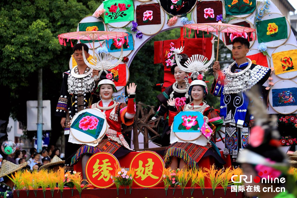 贵州丹寨：万人非遗盛装巡演共绘民族团结“同心圆”_fororder_图片2