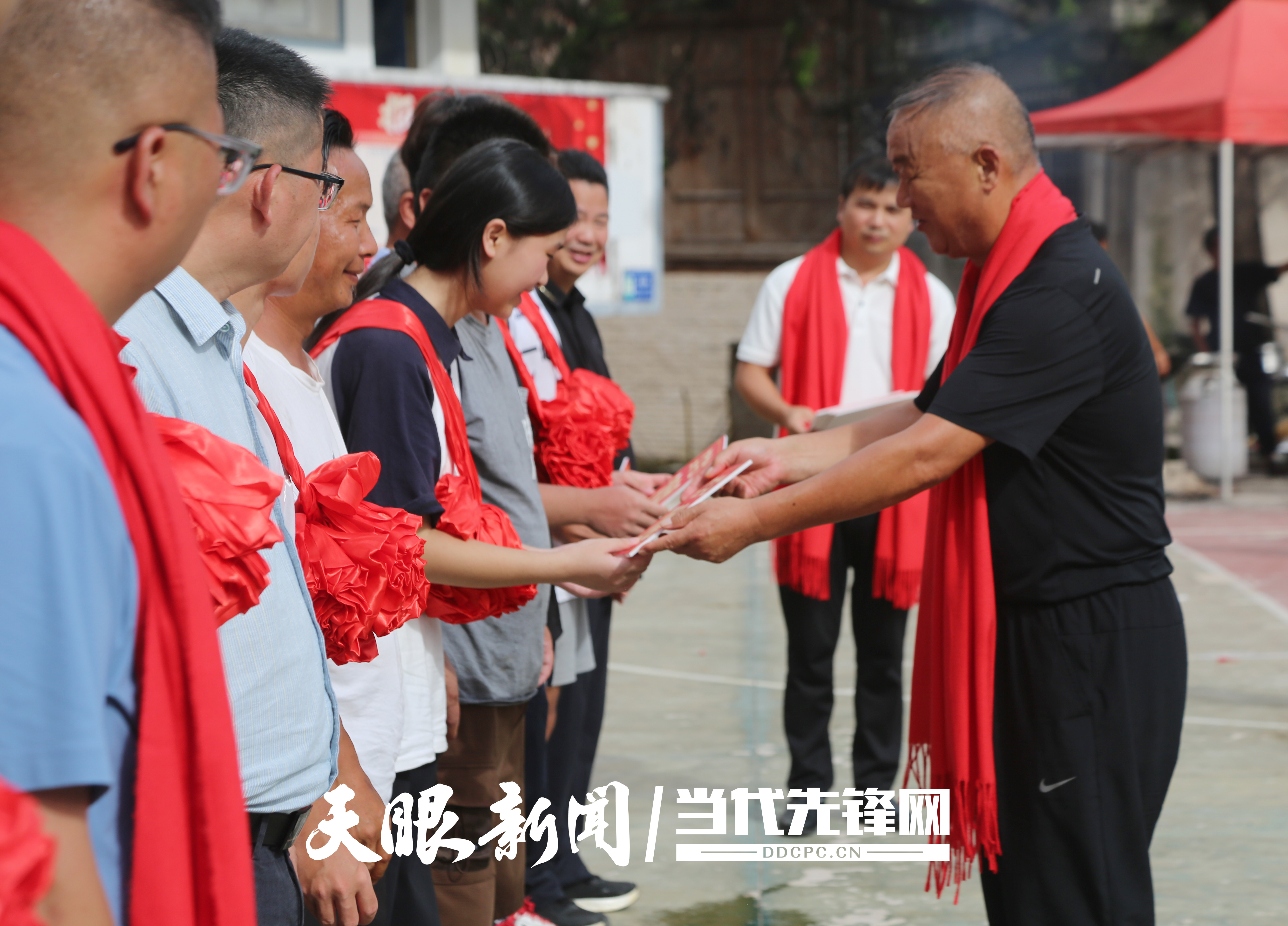 凯里市摆底苗寨13年坚持颁发奖学金 激励学子逐梦前行