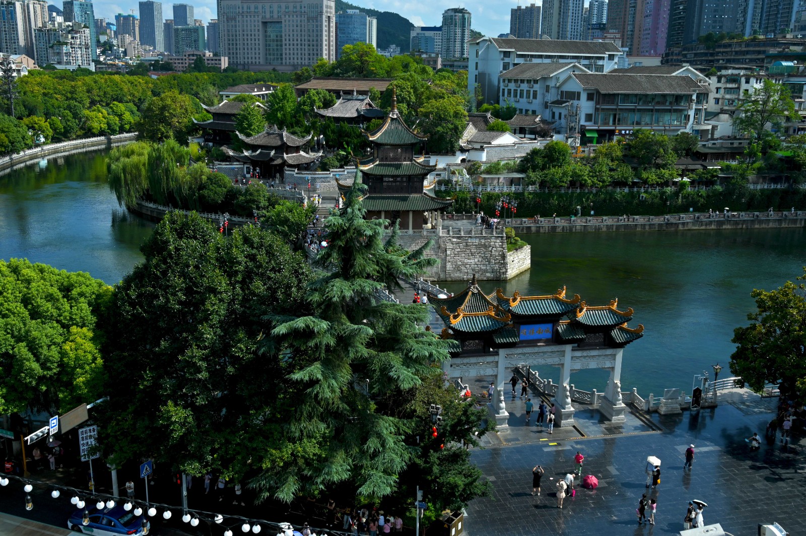 贵阳甲秀楼：秋阳染碧水 吸引八方来客