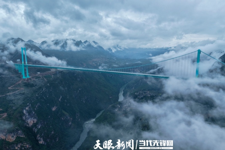 雾绕青峦，桥锁烟霞！花江峡谷大桥宛若山水墨卷