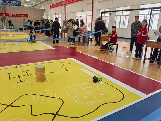 黔南州2025年师生信息素养提升实践活动智能机器人赛在瓮安九中举行_fororder_AI 无人驾驶（瓮安县教育局 供图）