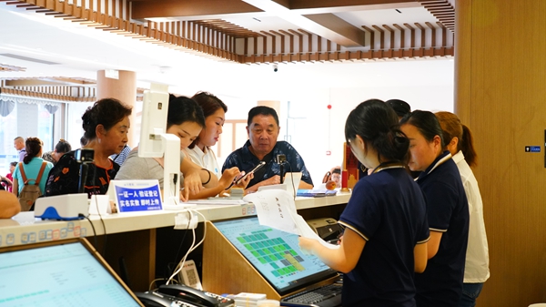 贵州丹寨：多部门联合整治旅游市场 营造安心舒心暑期游环境_fororder_游客正在云上旅居酒店前台办理入住 莫昌怡.JPG
