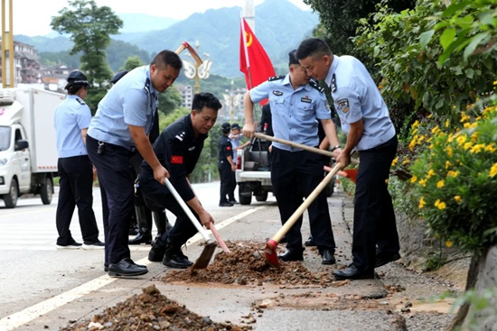 黔东南公安党员先锋筑牢抗洪救灾“红色防线”_fororder_640