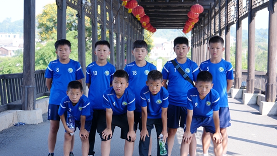 贵州惠水：以赛为桥 足球小将带热好花红生态文化游_fororder_合影留念 (2).JPG