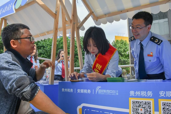 商圈里的“个税课堂” 贵州税务青年党员开启春风行动新模式_fororder_微信图片_20250611090725