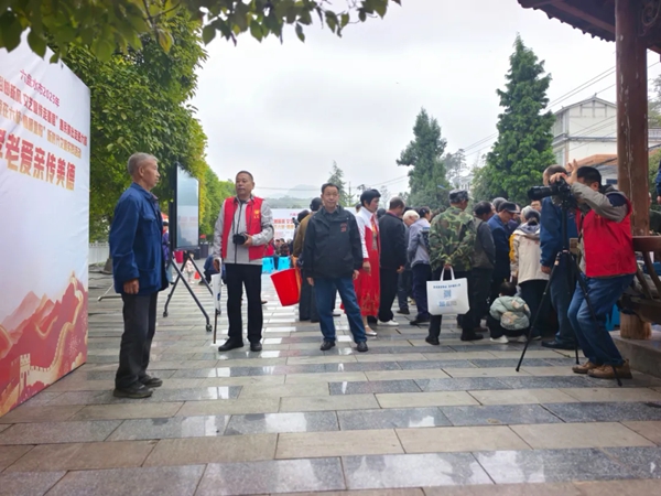 贵州六枝“定格幸福”志愿服务队深入大用镇开展免费照相活动 贵州六枝“定格幸福”志愿服务队深入大用镇开展免费照相活动_fororder_2