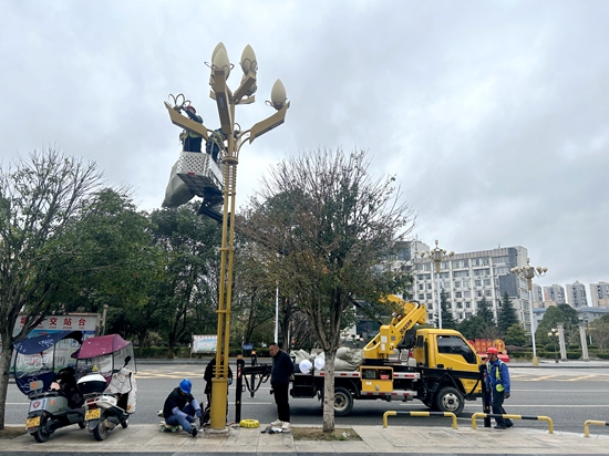 贵州平塘：以民为本抓治理 城市功能提质效_fororder_工人正在更换路灯