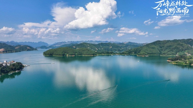航拍夏日的黔西南万峰湖