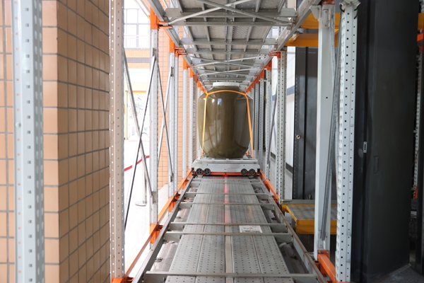 贵州仁怀：“绿智融合”助推新型工业化_fororder_四向智能车来回穿梭运送酒坛.JPG