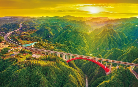 贵州交旅融合成效显著 多维发力助推世界级旅游目的地建设_fororder_rBABCmYGdWOALo4MAAAAAAAAAAA871.550x349