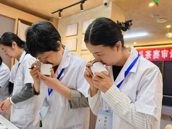 2025年贵州省秋季斗茶赛专家审评会启幕_fororder_对茶样的香气进行评审。