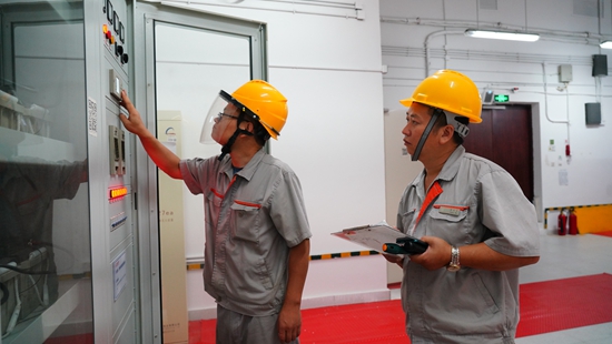贵州丹寨：喜迎国庆小长假 景区备战等客来_fororder_小镇工作人员检查供电设备 莫昌怡摄.JPG