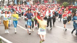 运动激情碰撞山水神韵 马拉松赛事跑出消费新活力