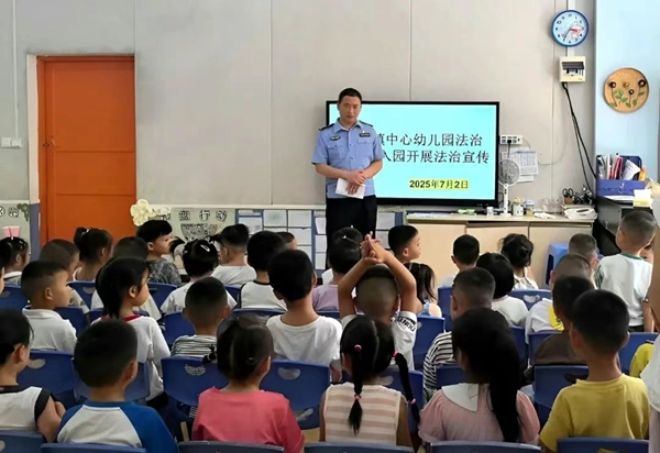 贵州镇远“三化同步”推进防溺水安全教育_fororder_民警走进校园讲授防溺水知识（龙冠宇 摄影（