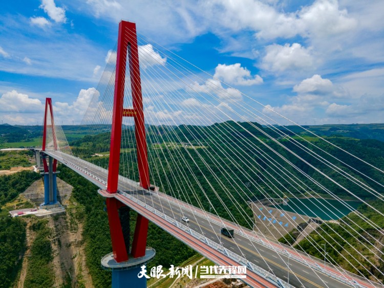 龙里河大桥——世界首座高山峡谷景观桥