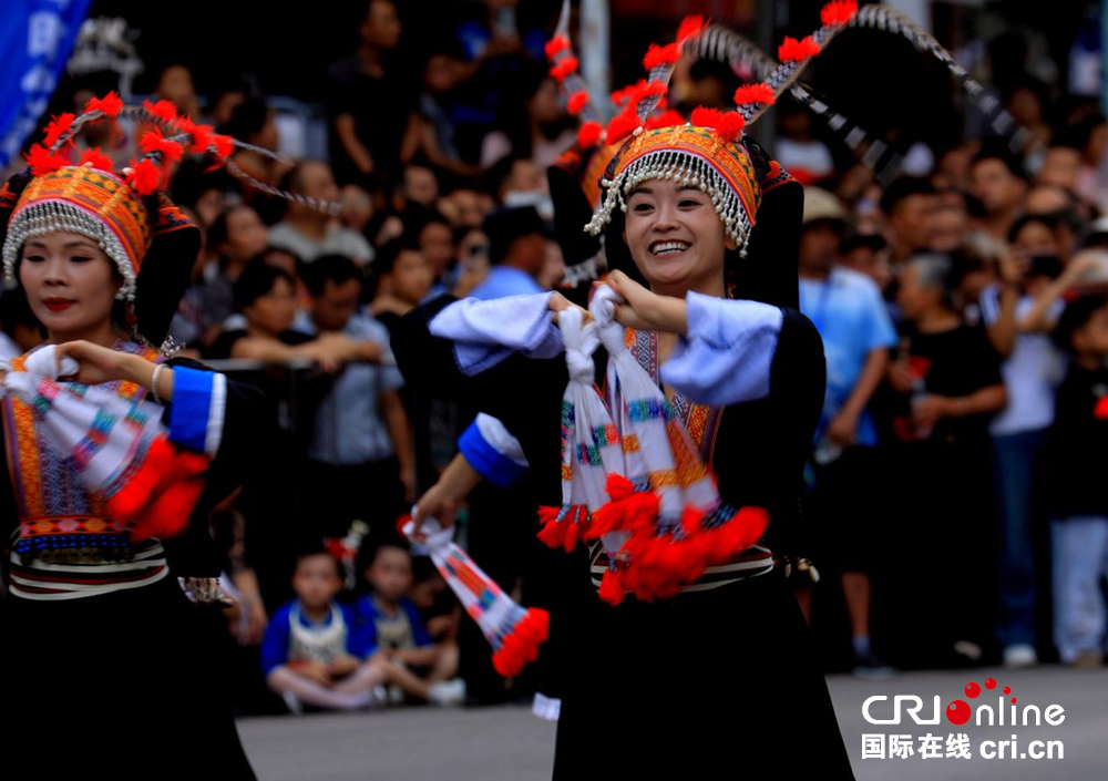 贵州丹寨：万人非遗盛装巡演共绘民族团结“同心圆”_fororder_图片7