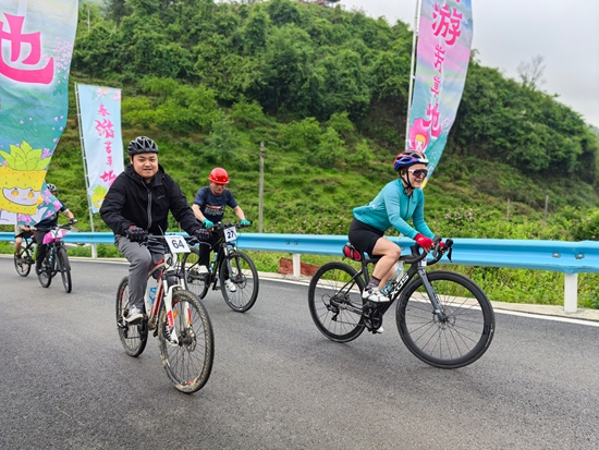 贵州龙里：600多名骑手穿行山水间 感受生态之美_fororder_715b130b095e87c89183ab5dc04702eb