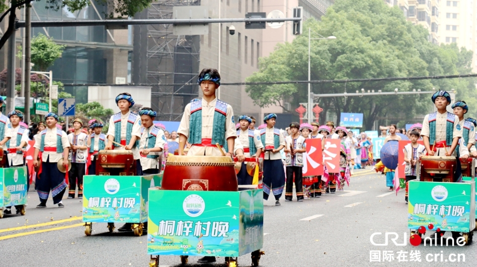万人空巷！贵州贵阳2.3公里长街变身“民族大舞台”  巡游嗨翻天_fororder_IMG_3243.JPG