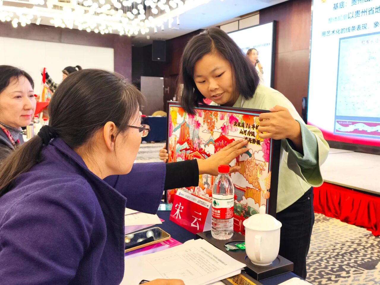 贵州施秉绣娘巧手绘锦绣 指尖绣芳华_fororder_图为：作品展示 施秉县妇联 供图