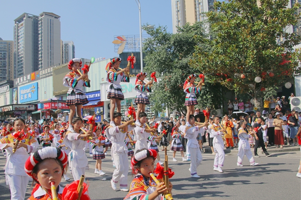 贵州毕节民族非遗大巡游启幕 共赴清凉非遗之约_fororder_巡游现场5-陈玉摄