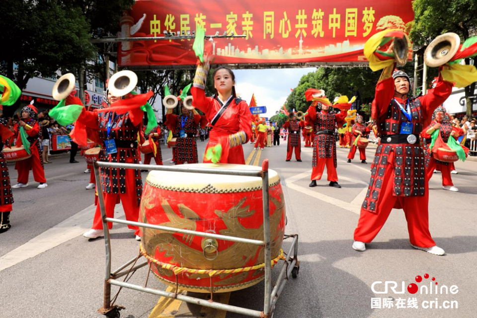 贵州丹寨：万人非遗盛装巡演共绘民族团结“同心圆”_fororder_图片4
