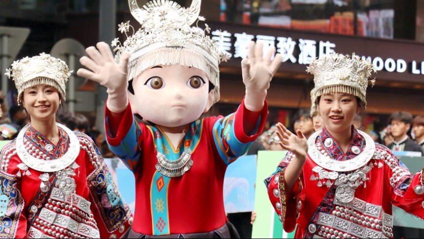 万人空巷！贵州贵阳2.3公里长街变身“民族大舞台”  巡游嗨翻天