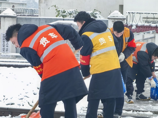 贵阳车务段多措并举积极应对首轮雨雪凝冻天气