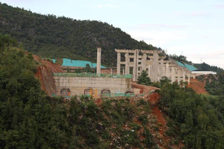 来自安盘高速建设工地的报道丨巨龙穿越“花木树”