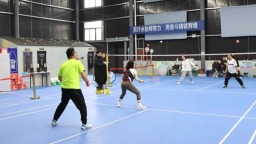 以球会友 直播助农 贵州独山举办3v3羽毛球追逐赛