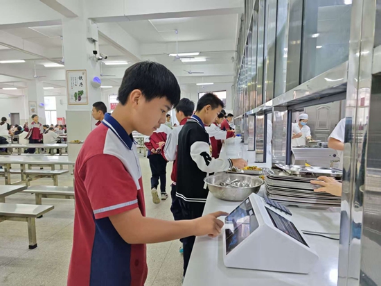 贵州仁怀“百千万工程”：推动学校旧貌换新颜 教育硬件再升级_fororder_仁怀市第七中学学生用智能团餐机刷脸消费