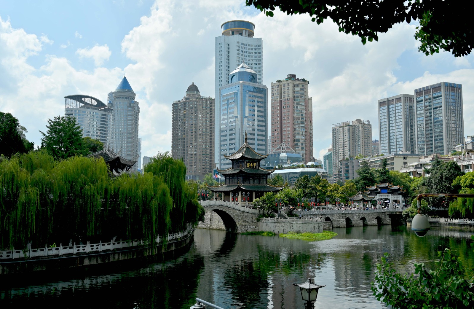 贵阳甲秀楼：秋阳染碧水 吸引八方来客