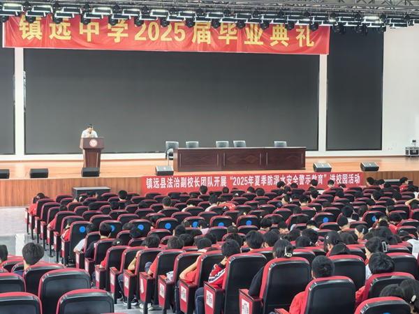 贵州镇远“三化同步”推进防溺水安全教育_fororder_镇远中学教师讲授防溺水知识（吴静 摄影）