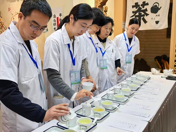 2025年贵州省秋季斗茶赛专家审评会启幕_fororder_经过浸泡的茶样，倒出后看茶汤的颜色。