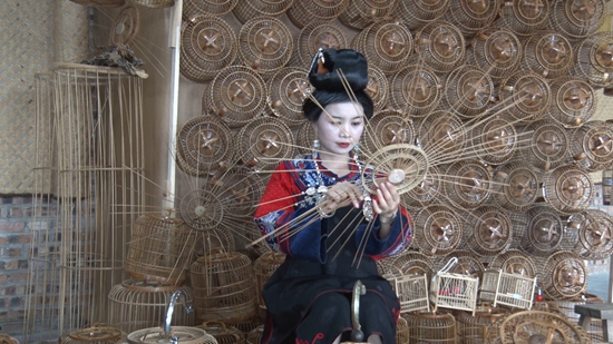 贵州丹寨：蜡染布上生花 鸟笼架间藏艺_fororder_鸟笼县级传承人王秋正在编织鸟笼底  徐鑫缘摄