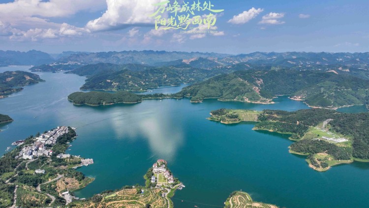 航拍夏日的黔西南万峰湖