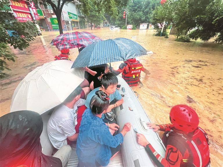 这些穿行浪尖的身影让群众安心 ——防汛救灾一线党员先锋扛起使命担当