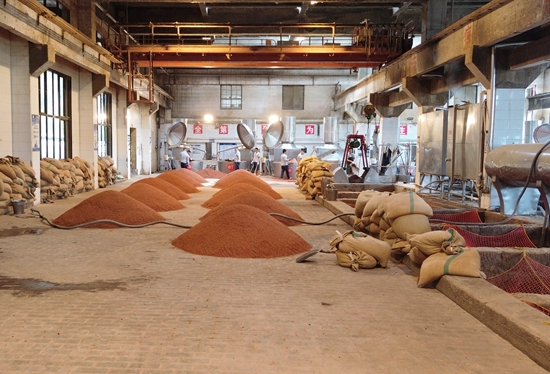 贵州仁怀：重阳下沙正当时 恪守工艺酿造忙_fororder_润粱后的高粱静静等待其充分吸水.JPG