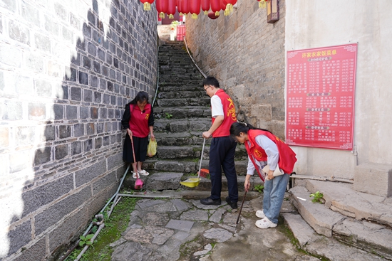 贵州镇远：创建全国文明城市 绽放古城崭新风采_fororder_“古巷管家”在古巷道开展卫生整治.JPG