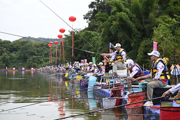 2025中国·罗甸玉湖休闲垂钓拉力赛收官 2025中国·罗甸玉湖休闲垂钓拉力赛收官_fororder_比赛现场(刘文俊 摄)