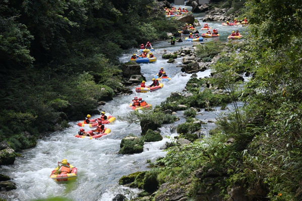 “激浪逐风 勇闯三河”黔东南州第一届景区经营联动漂流赛在镇远高过河景区火热开赛_fororder_微信图片_20250704222351