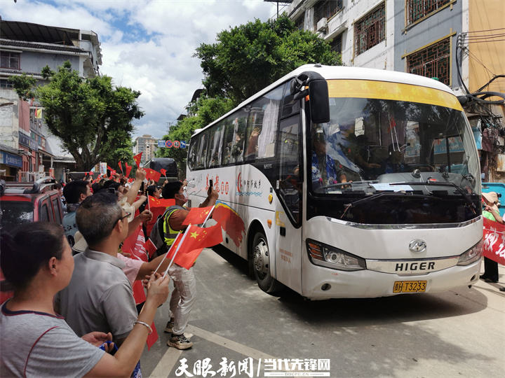 榕江上万群众夹道送别救援队伍｜“恩人慢走，危难时刻感谢有你！”