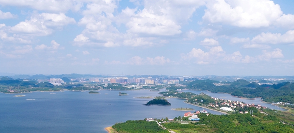 贵阳清镇民宿旅居：从“避暑落脚地”到“生活目的地”的蝶变之路_fororder_天蓝水清的湖城清镇